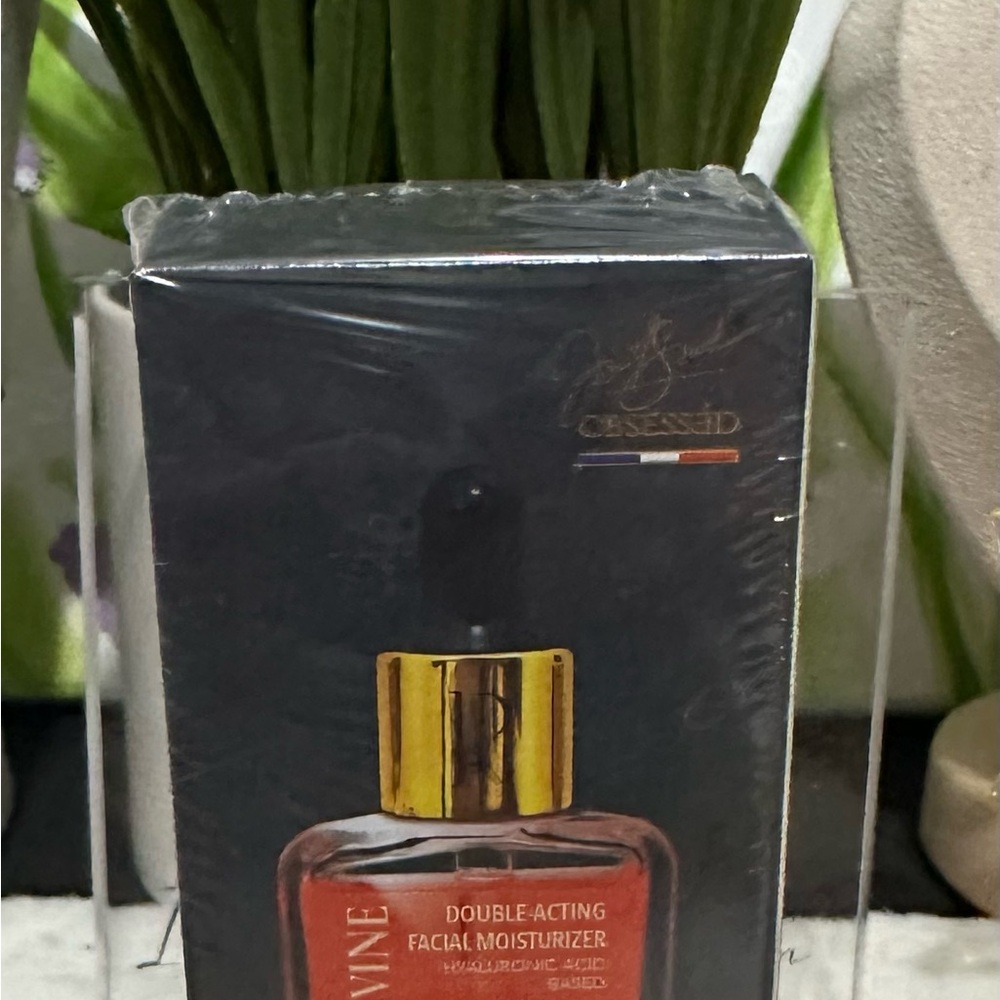 Divine Double-Acting Facial serum Hyaluronic based hydrating & moisture